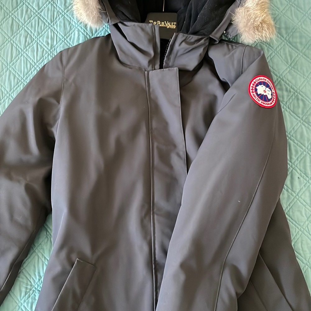 Canada Goose women’s coat.Grey size medium.Like new barely worn.